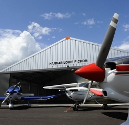 gallery/hangar+avions02